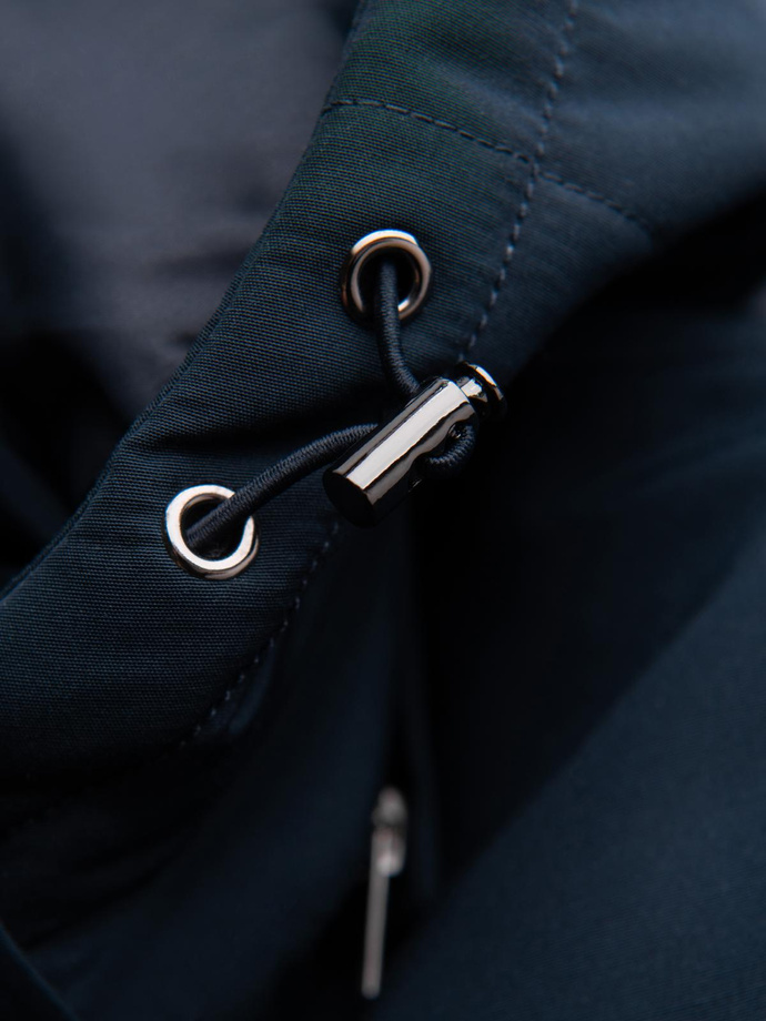 Męska kurtka z kapturem z geometrycznym pikowaniem karo – granatowa V2 OM-JAHP-0237