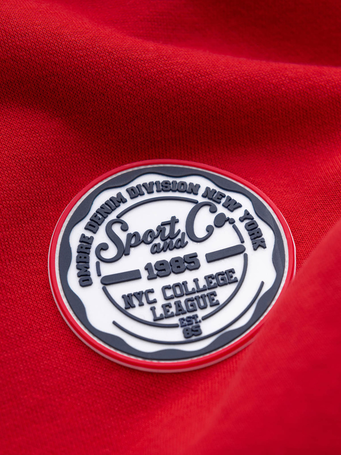 Męska bluza dresowa kangurka z kapturem i naszywką w stylu college – czerwona V1 OM-SSNZ-0144