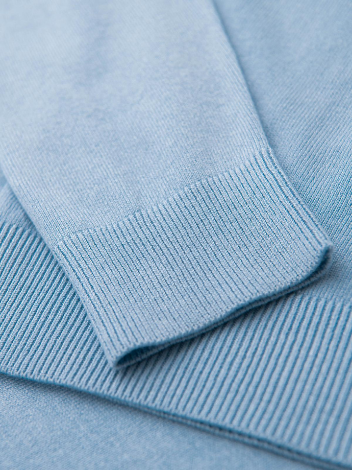 Elegancki męski sweter V-neck BASIC z wiskozą –jasnoniebieski V10 OM-SWBS-0107