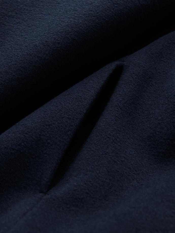 Płaszcz męski z asymetrycznym zapięciem i wysokim kołnierzem – granatowy V3 OM-COWC-0120