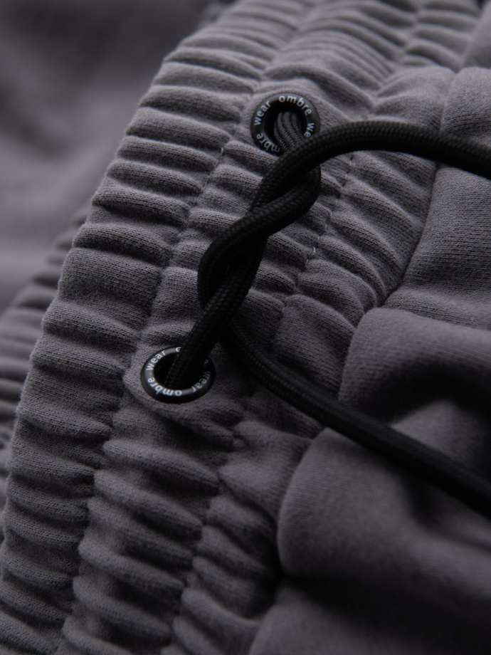 Dopasowane męskie krótkie dresowe spodenki z nadrukami – szare V3 OM-SRSK-0138