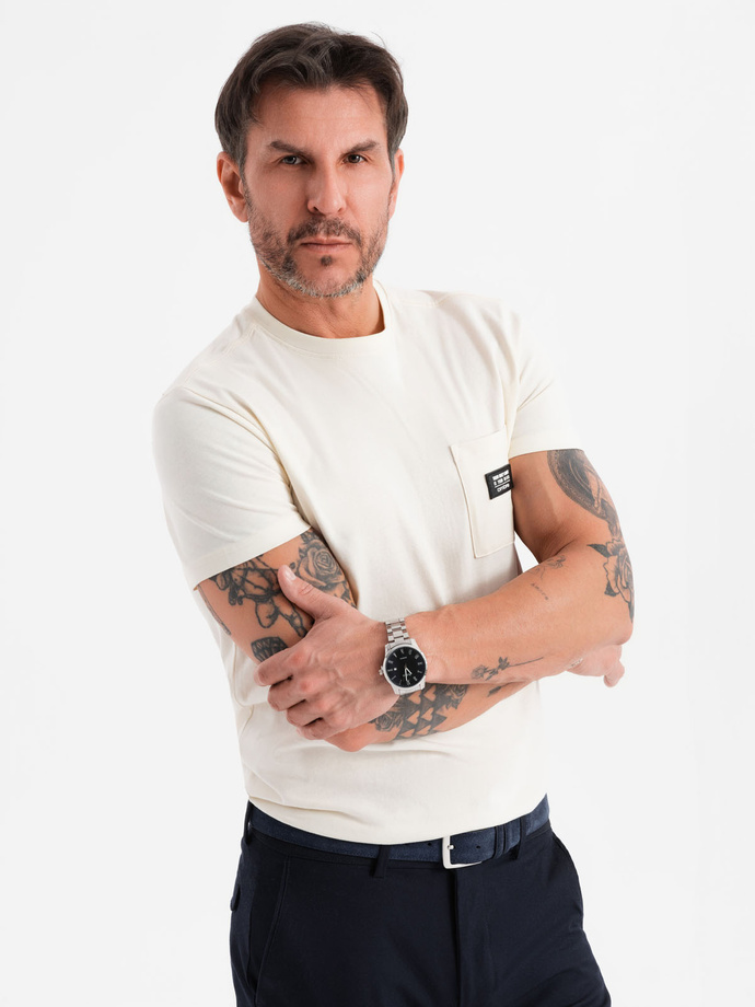 Męski casualowy t-shirt z naszywką na kieszeni – kremowy V8 OM-TSCT-0109