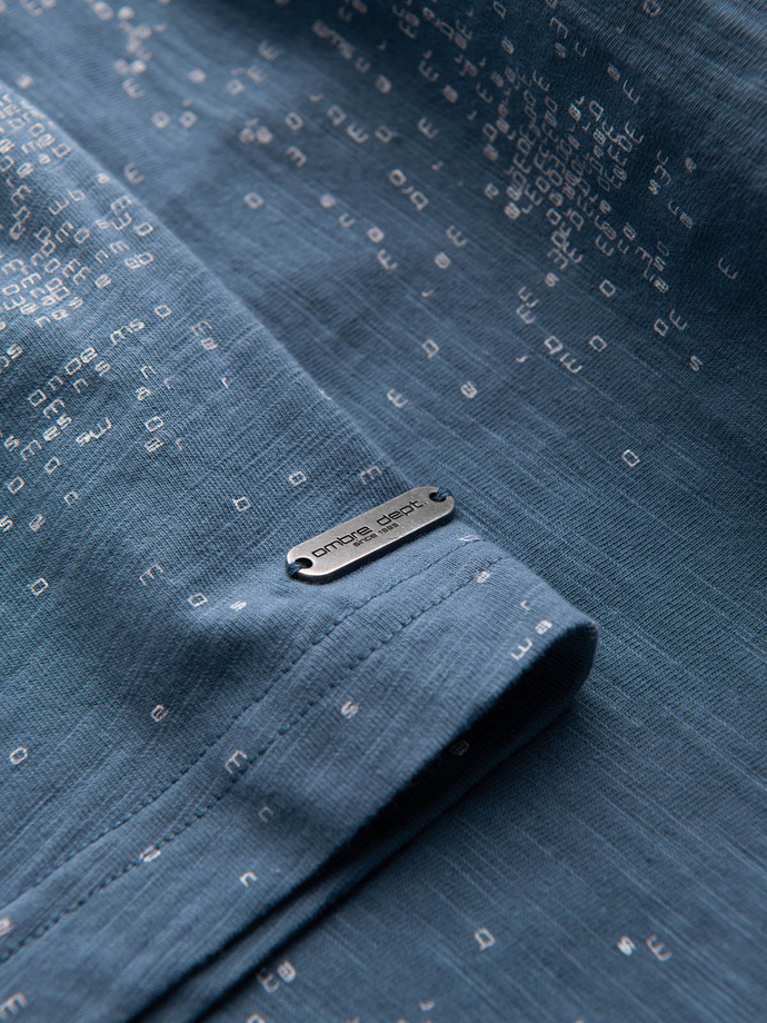 Męski t-shirt fullprint z rozrzuconymi literami - niebieski denim V3 OM-TSFP-0179