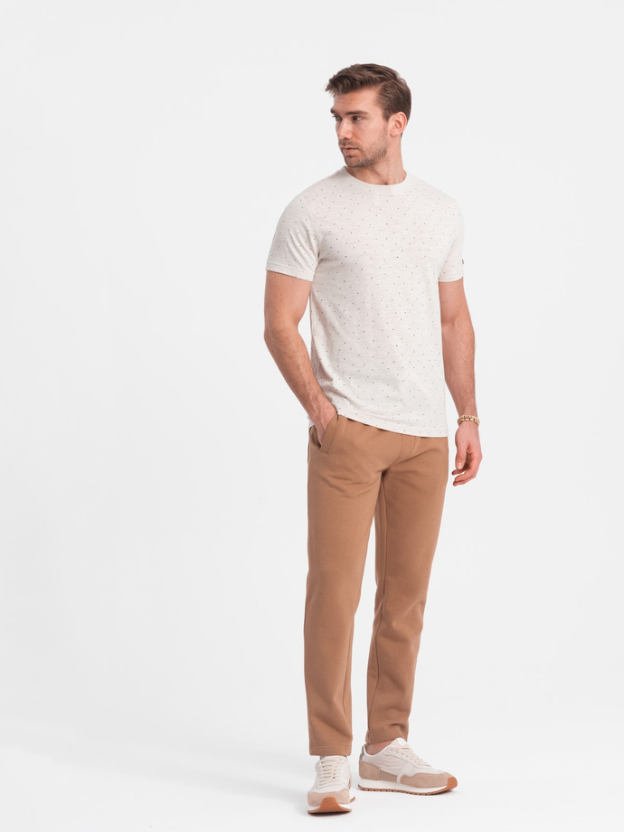 T-shirt męski fullprint z kolorowymi literami - jasnobeżowy V1 OM-TSFP-0185