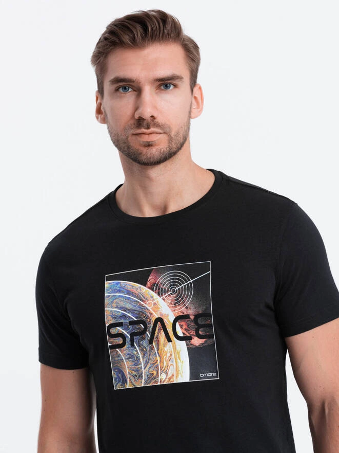 T-shirt męski bawełniany z nadrukiem kosmosu - czarny V1 S1755