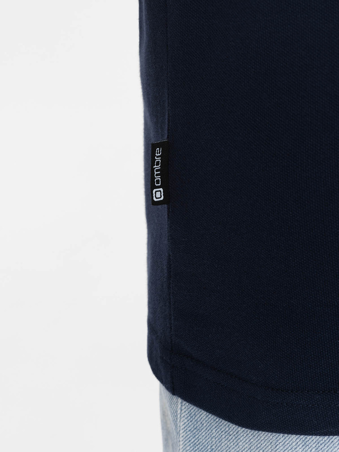 Dopasowana koszulka męska polo z dwukolorowymi pasami – granatowa V1 OM-POSS-0127