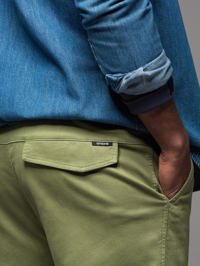 Męskie dzianinowe joggery z kieszeniami cargo – oliwkowe V3 OM-PAJO-0199