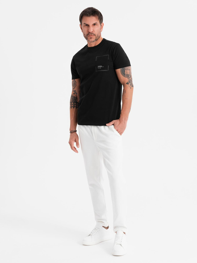 Bawełniany męski t-shirt z nadrukiem na kieszonce – czarny V1 OM-TSPT-0154