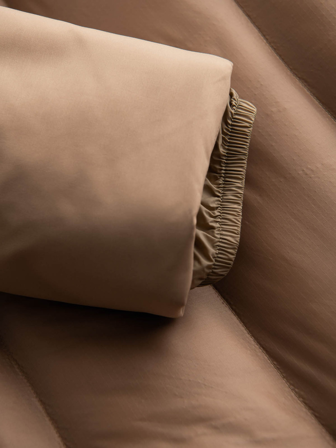 Długa pikowana kurtka męska z dużymi kieszeniami – beżowa V2 OM-JALJ-0165