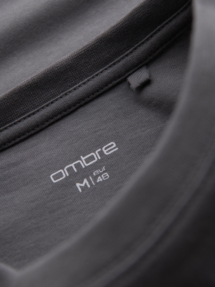 Bawełniany męski t-shirt z zieloną naszywką na piersi – szary V1 OM-TSCT-0151