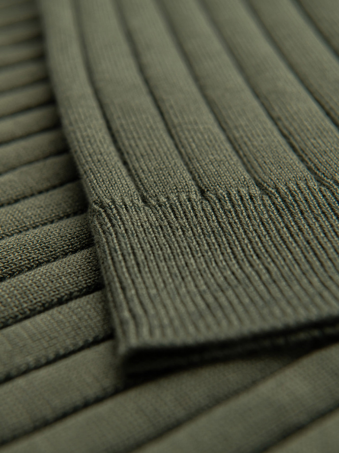 Męska koszulka polo z wiskozą SLIM FIT w pionowy prążek – oliwkowa V4 OM-POSS-0143