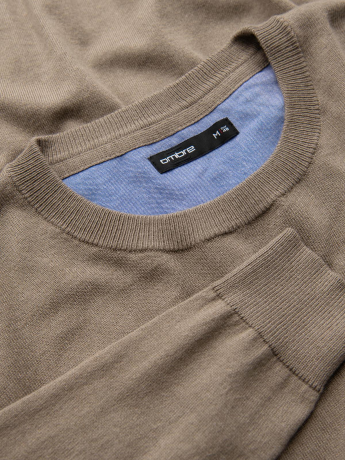 Sweter męski klasyczny z wiskozą BASIC z okrągłym dekoltem – ciemnobeżowy V15 OM-SWBS-0106