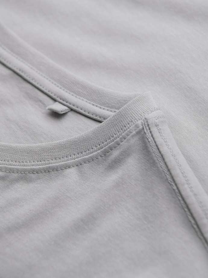 Męski bawełniany t-shirt z zieloną naszywką na piersi – jasnoszary V2 OM-TSCT-0151