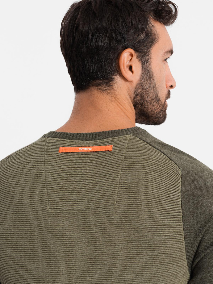 Cotton men's sweater with patch and raglan sleeves - olive V2 OM-SWSW-0121