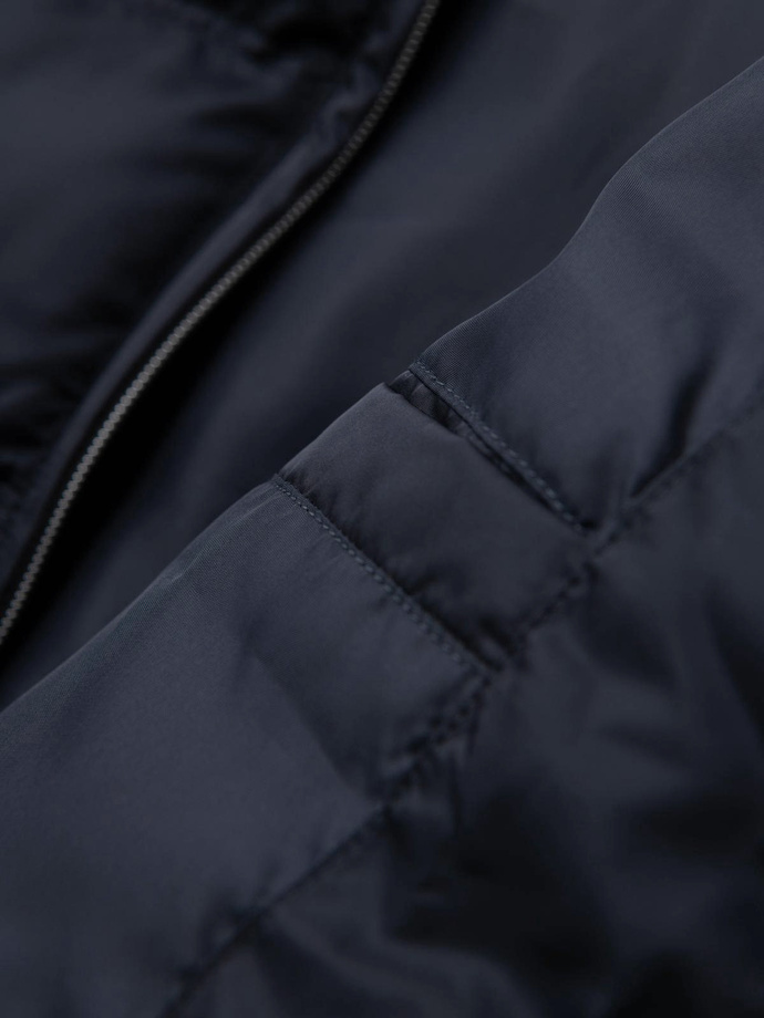 Męska pikowana kurtka z połyskiem i stójką – ciemnoniebieska V2 OM-JALP-0218