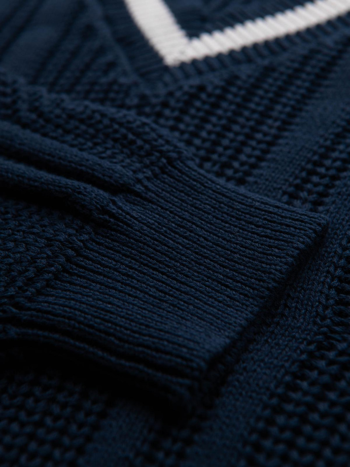 Męski sweter o splocie warkoczowym z dekoltem w serek - granatowy V2 OM-SWSW-0151