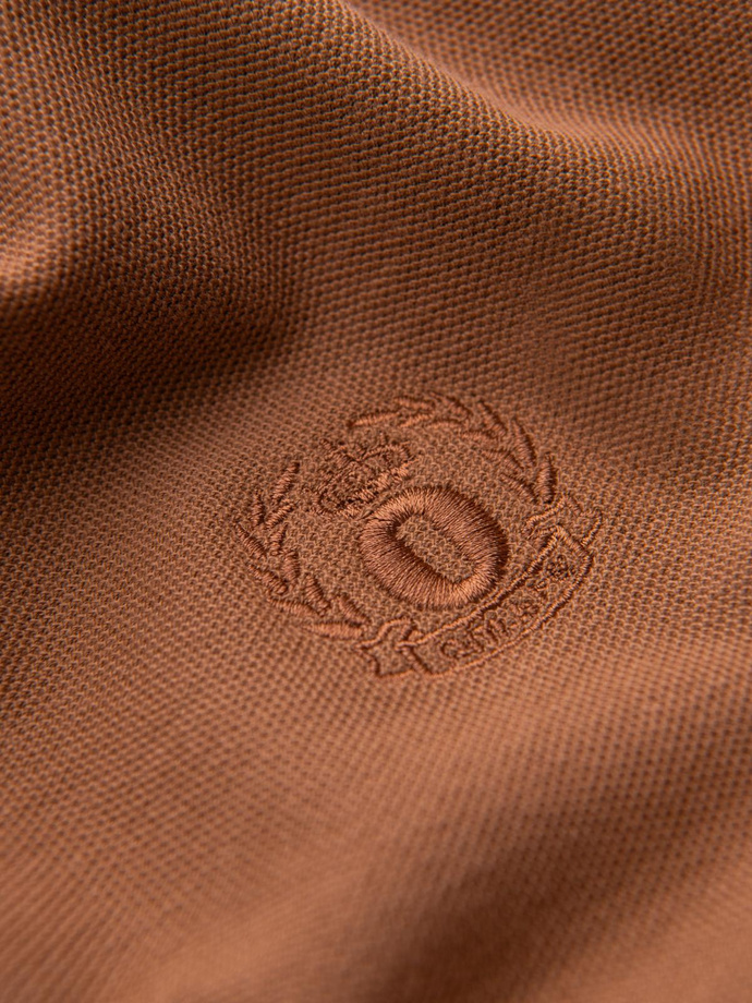 Męska koszulka polo jednokolorowa BASIC z dzianiny pique - brązowa V23 OM-POBS-0100