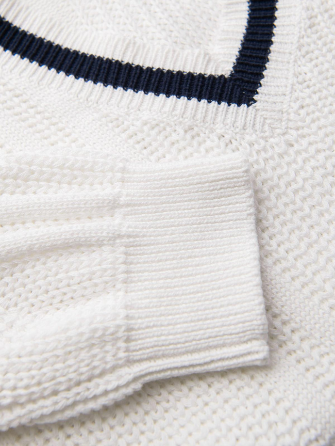 Sweter męski o splocie warkoczowym z dekoltem w serek - biały V1 OM-SWSW-0151