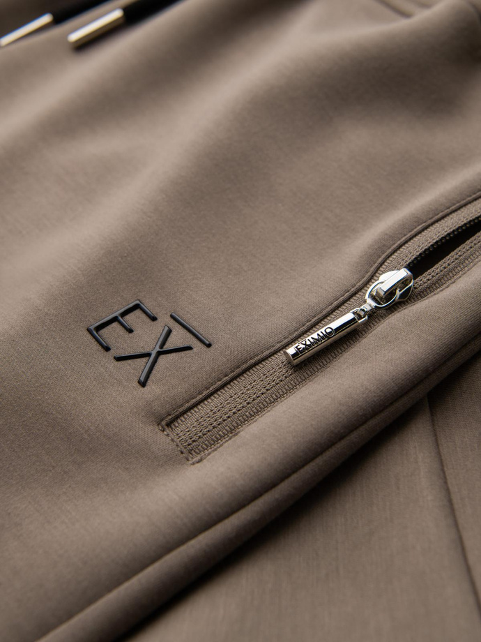 Spodnie dresowe męskie ze ściągaczami w nogawkach i gumowym nadrukiem – popielate V3 OM-PASK-0223