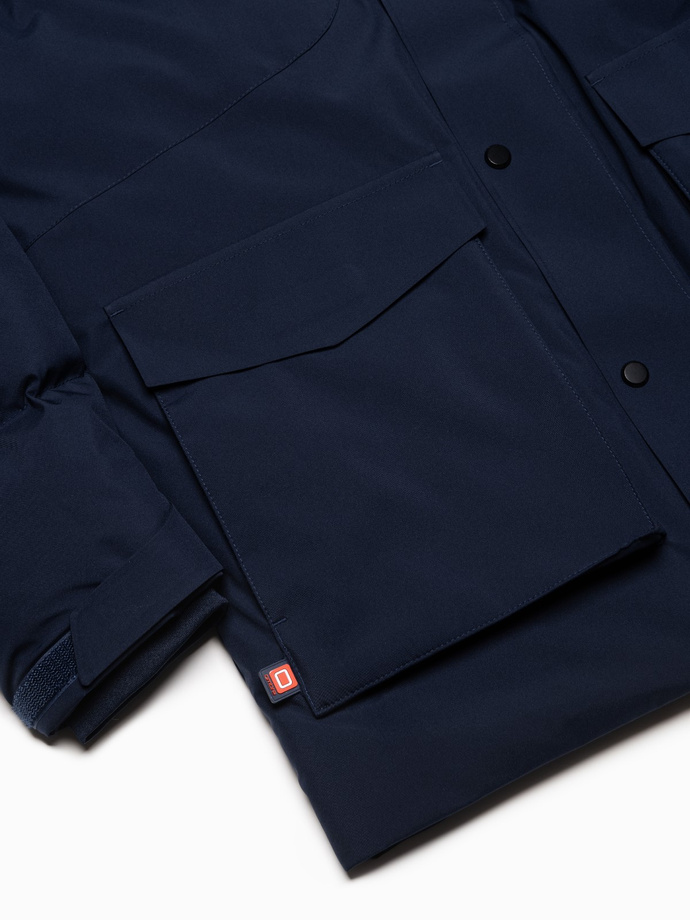 Zimowa kurtka męska z odpinanym kapturem i kieszeniami cargo - granatowa V1 OM-JAHP-0152