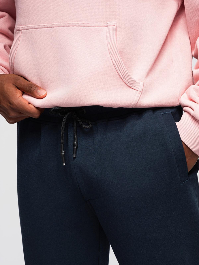 Spodnie męskie dresowe z prostą nogawką i gumowymi detalami – ciemnoniebieskie V2 OM-PASK-0281