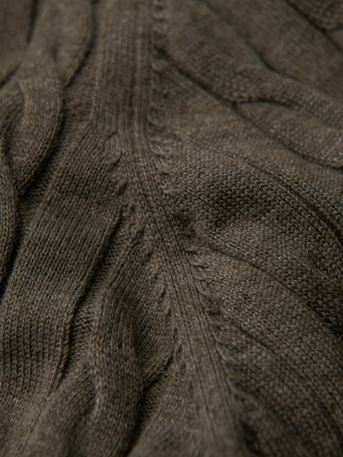 Sweter męski golf z warkoczowym splotem – oliwkowy V2 OM-SWTN-0157