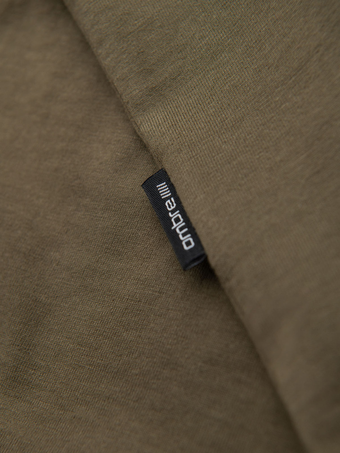 Męska klasyczna bawełniana koszulka z dekoltem w serek BASIC – ciemnooliwkowa V6 OM-TSBS-0237