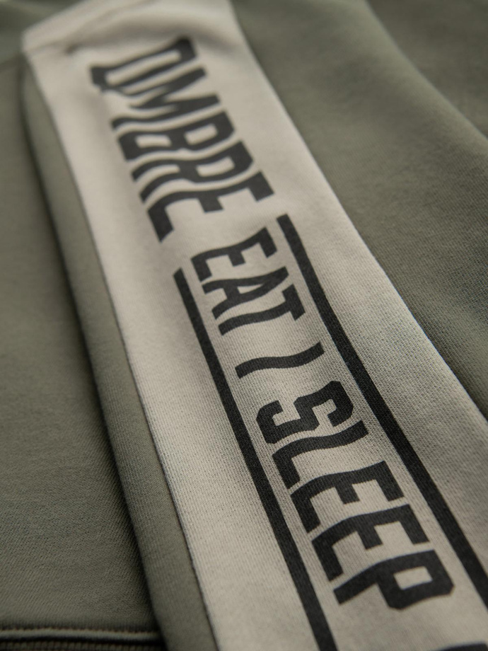 Bluza męska z kontrastowymi lampasami i raglanowym rękawem – oliwkowa V1 OM-SSNZ-0200