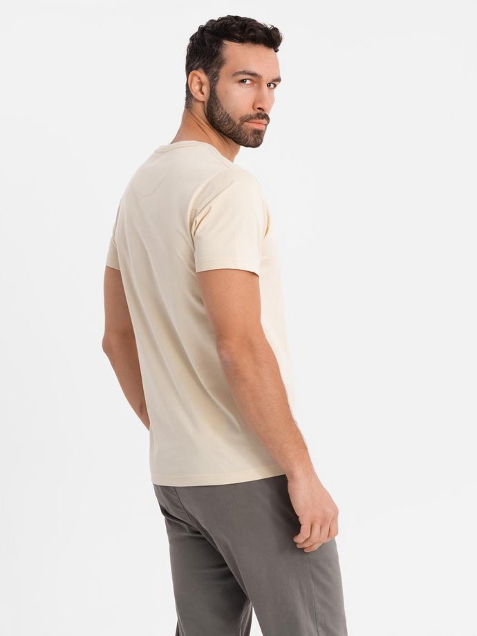 Męski bawełniany t-shirt z printowaną kieszonką – kremowy V2 OM-TSPT-0228