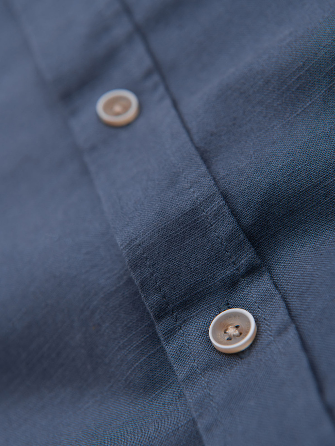 Męska koszula lniana z klasycznym kołnierzykiem i kieszeniami REGULAR FIT – niebieska V4 OM-SHCS-0134