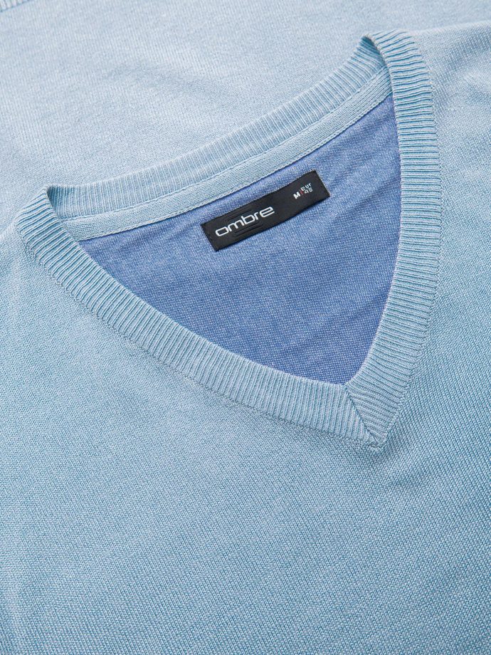 Elegancki męski sweter V-neck BASIC z wiskozą –jasnoniebieski V10 OM-SWBS-0107