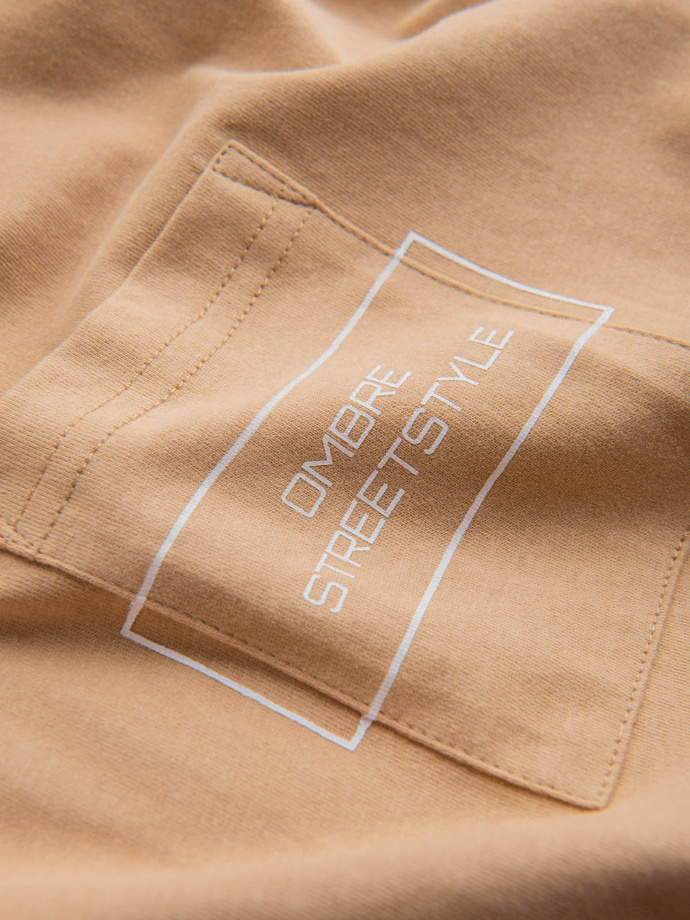 Męski bawełniany t-shirt z nadrukiem na kieszonce Ombre Streetstyle – piaskowy V6 OM-TSCT-0108