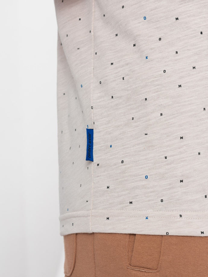 T-shirt męski fullprint z kolorowymi literami - jasnobeżowy V1 OM-TSFP-0185