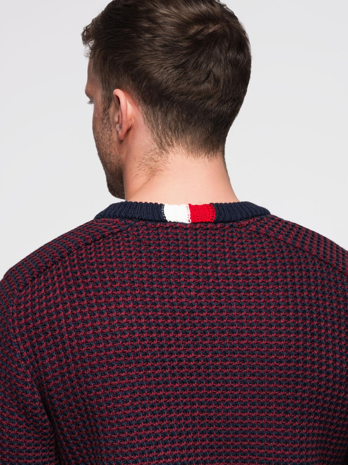 Męski sweter o kontrastowym splocie z okrągłym dekoltem – bordowy V1 OM-SWSW-0122