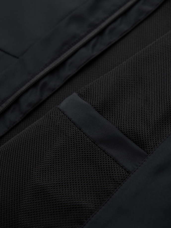 Lekka kurtka męska z siateczkową podszewką i kapturem – czarna V4 OM-JANP-0149