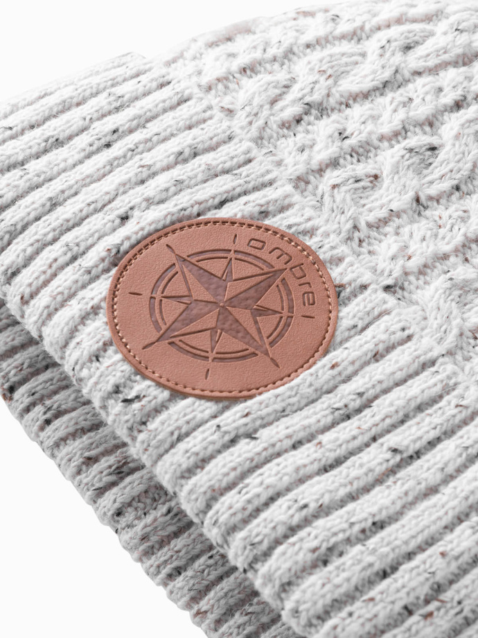 Czapka beanie męska z okrągłą tłoczoną naszywką – złamana biel V3 OM-ACWH-0121