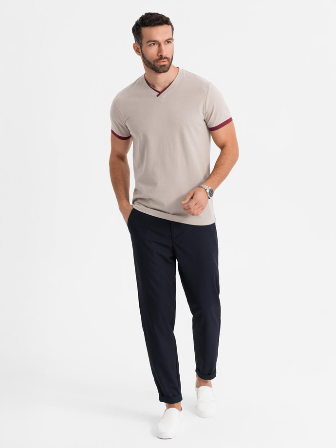 T-shirt męski z kontrastowymi wstawkami i dekoltem w serek – beżowy V2 OM-TSCT-0198