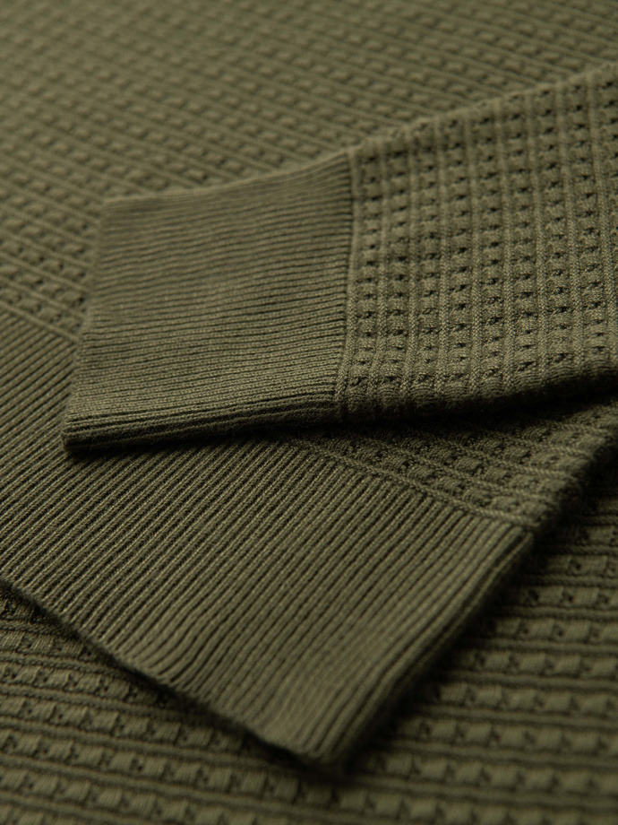 Strukturalny sweter męski z okrągłym dekoltem – oliwkowy V1 OM-SWSW-0181