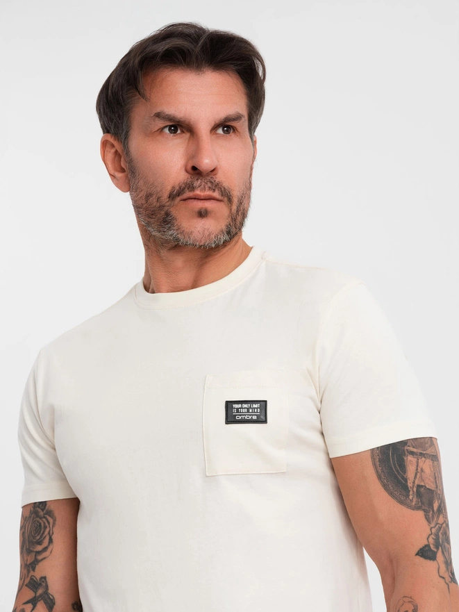 Męski casualowy t-shirt z naszywką na kieszeni – kremowy V8 OM-TSCT-0109