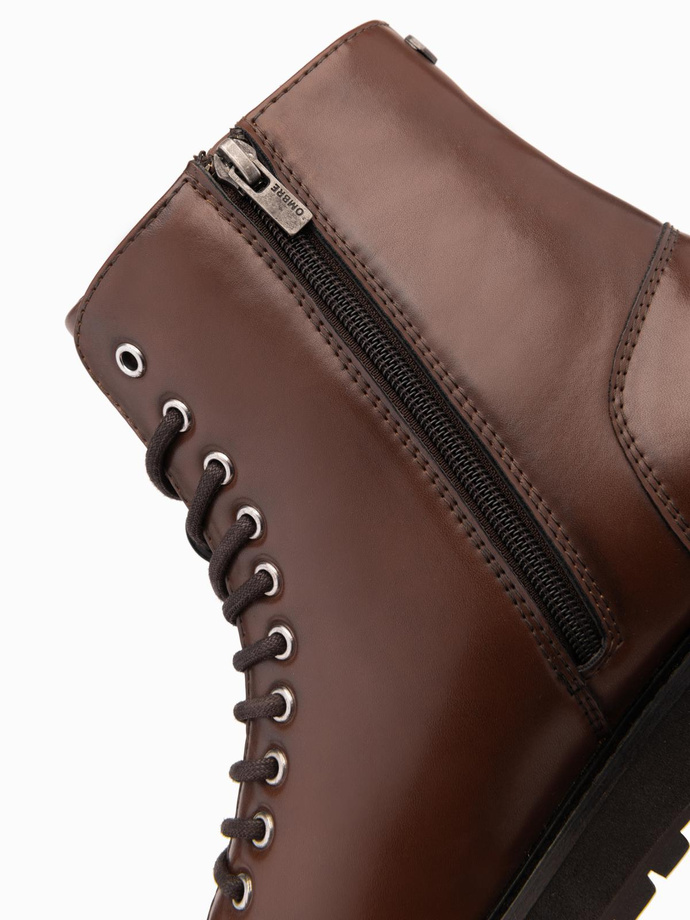 Buty męskie z wysoką cholewką z błyszczącej ekoskóry – ciemnobrązowe V2 OM-FOBO-0175