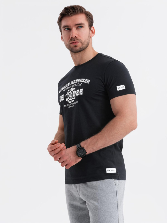 Męski bawełniany t-shirt z nadrukiem w stylu college – czarny V2 OM-TSPT-0137