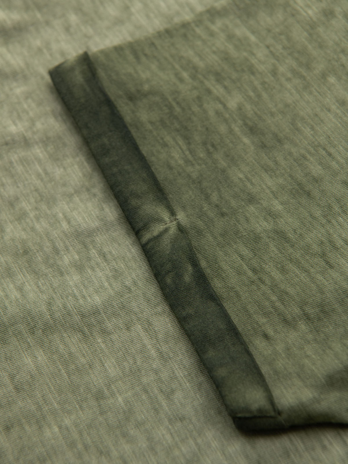 Bawełniany męski t-shirt V-neck z dzianiny z efektem sprania - oliwkowy V9 OM-TSWT-0242