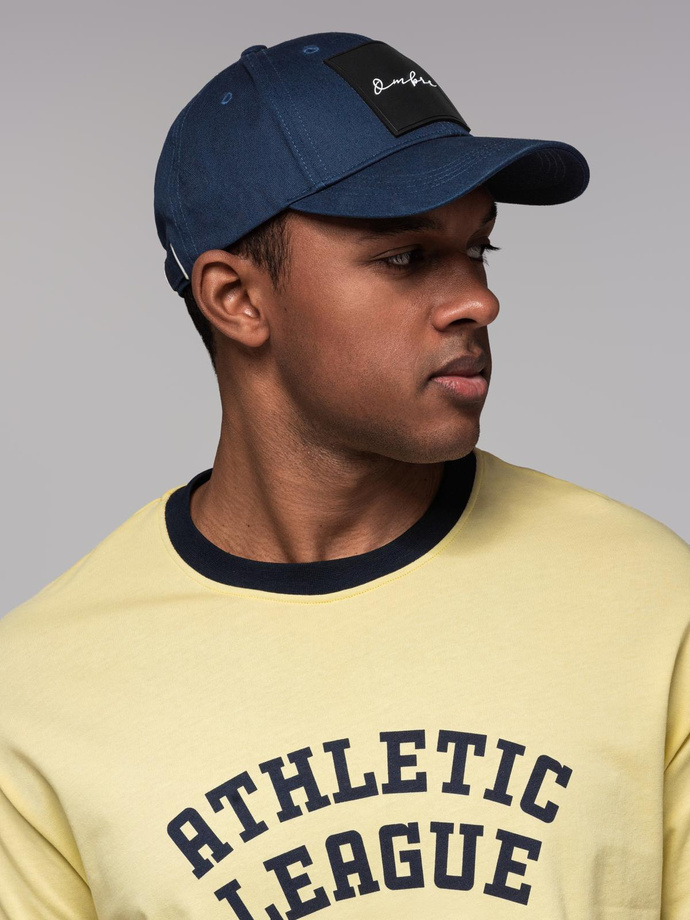 Czapka męska z daszkiem bejsbolówka z dużą naszywką – granatowa V3 OM-ACCS-0101