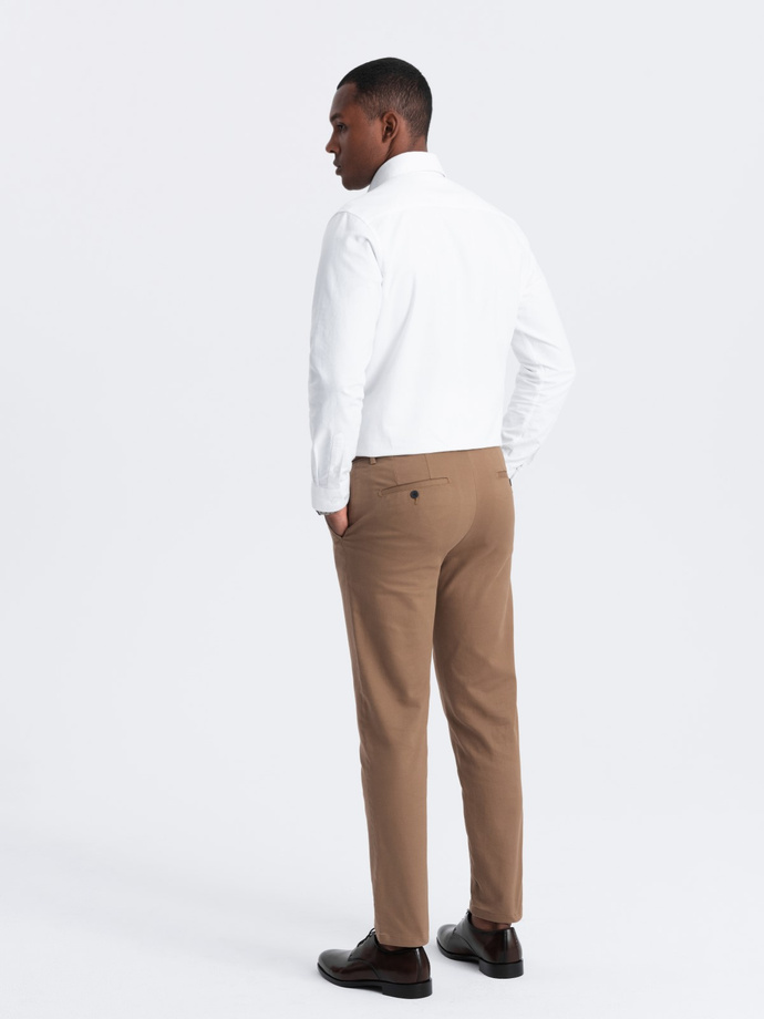 Spodnie męskie chino SLIM FIT z delikatną teksturą - brązowe V2 OM-PACP-0190