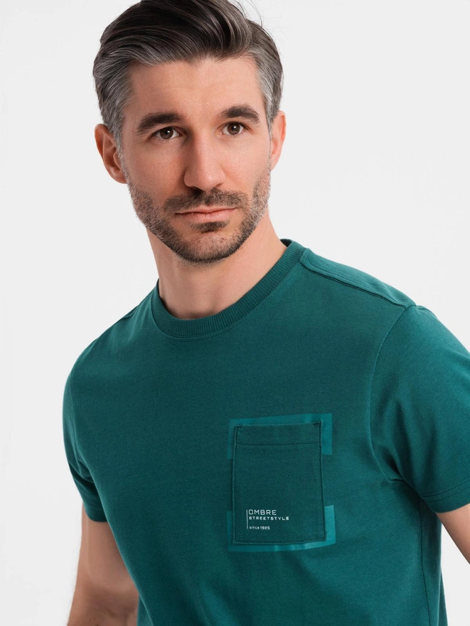Bawełniany męski t-shirt z nadrukiem na kieszonce – ciemnozielony V5 OM-TSPT-0154