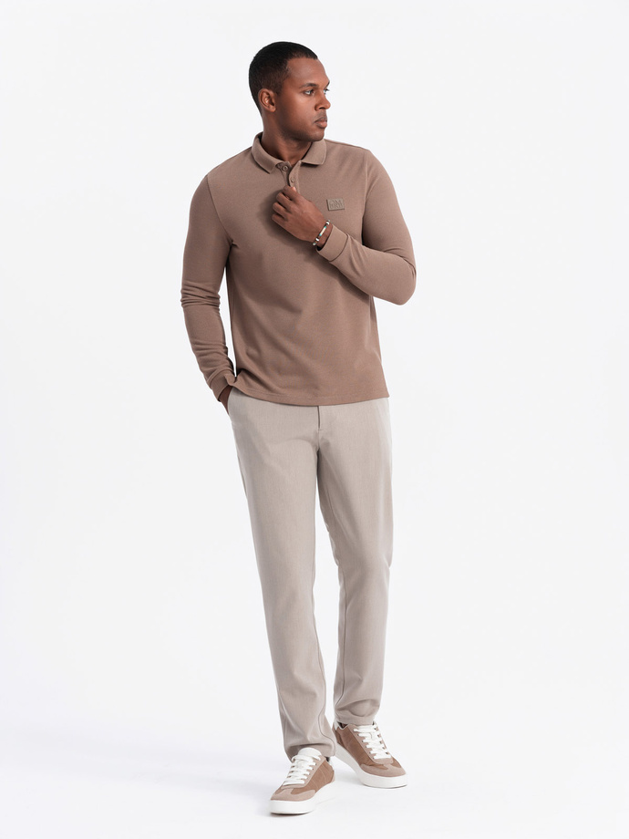 Męski strukturalny longsleeve polo z naszywką – brązowy V4 OM-POLS-0131