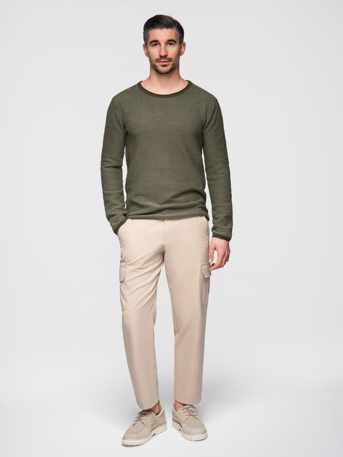 Dzianinowy męski sweter w strukturalne kropki – oliwkowy V2 OM-SWSW-0118