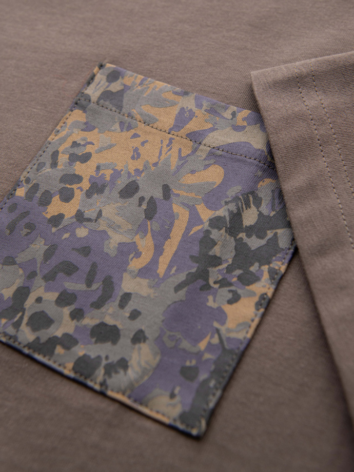 T-shirt męski bawełniany z printowaną kieszonką – ciemnooliwkowy V1 OM-TSPT-0227