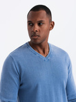 Męski sweter  washowany z dekoltem w serek - niebieski V4 OM-SWOS-0108