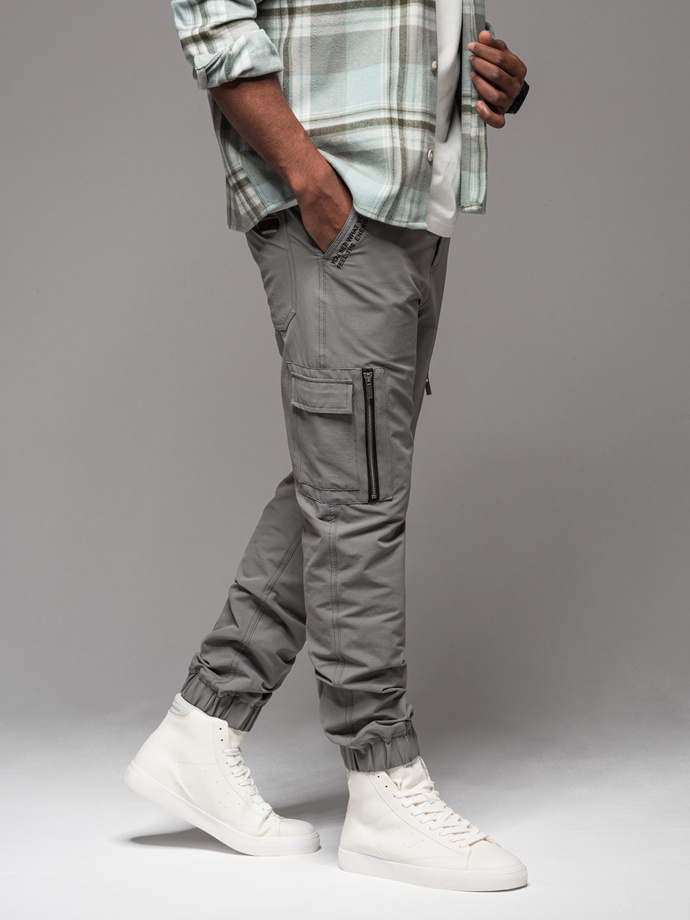 Spodnie męskie joggery z kieszeniami cargo i printem – szare V4 OM-PAJO-0200